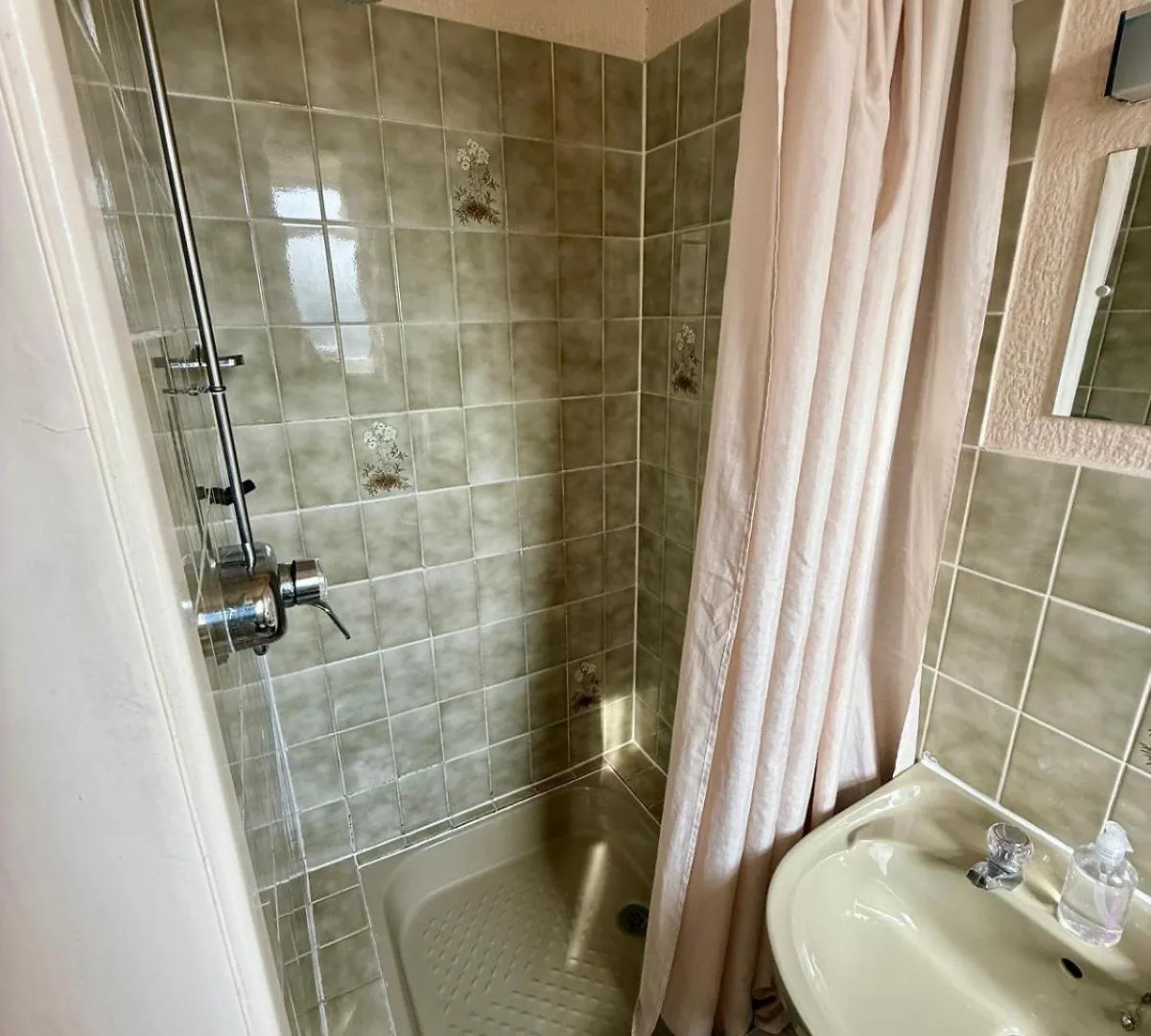Next To Hyland Hotel Family Rooms With Attached Bathroom Νότιγχαμ 3*,  Ηνωμένο Βασίλειο